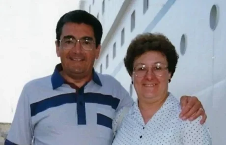 פתק אחרון קורע לב של זוג אוהבים לפני קפיצה מצוק בגובה 55 מטרים כשהם אוחזים ידיים